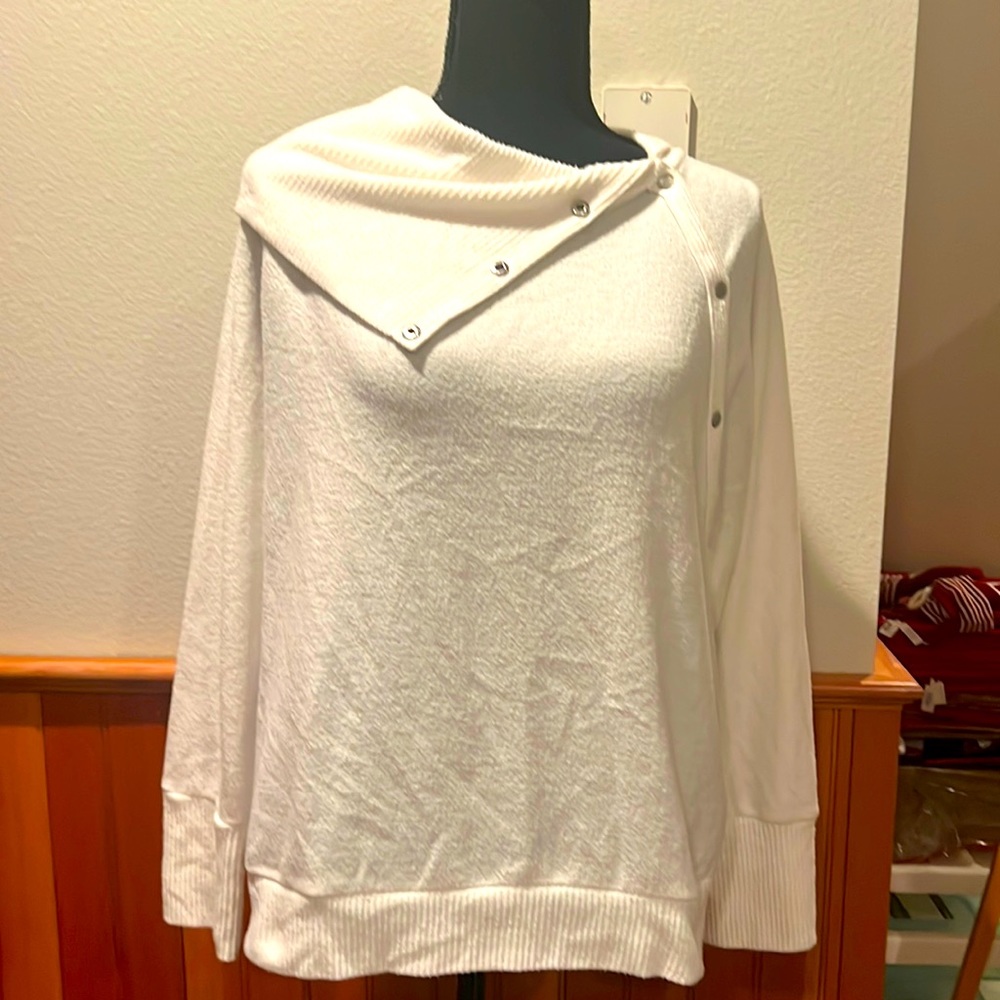 Vince Camuto sweater size small